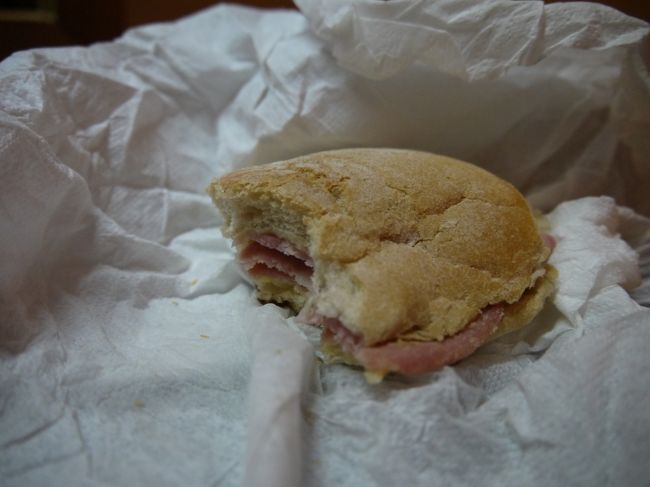 電車のことも調べた所でホテルに戻りお昼エヴォラで食べるつもりで用意していたパンを食べる。<br />捨てないで持って帰って良かった。<br /><br />続きの旅行記は↓<br />http://4travel.jp/travelogue/10868827