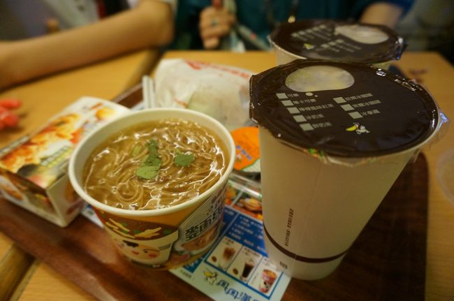 麵線とハンバーガーのセット<br /><br />ランチの後はホテルで荷物を受け取り<br /><br />お土産を買いに