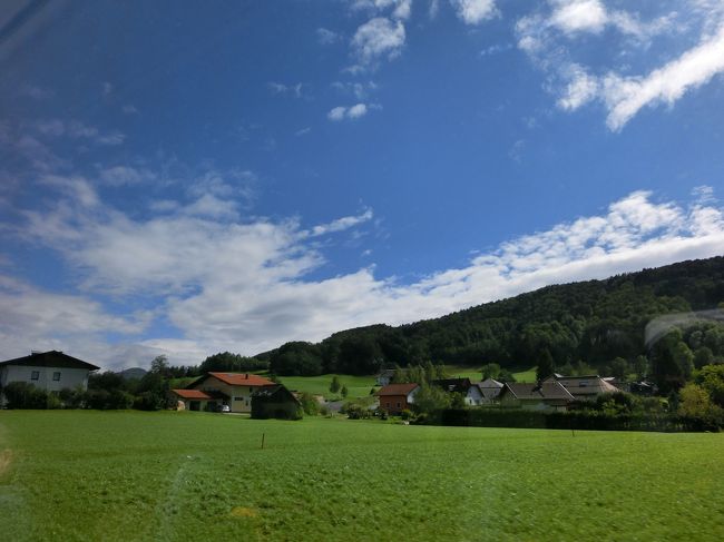 「もうそろそろ、ザルツブルクに到着するよ！」と息子。<br />「もう着くの？・・・わりと早かったね！」<br /><br />ザルツブルクはザンクト・ヴォルフガング2泊の後に1泊の予定です。<br /><br />ポストバス出発はすぐなのでバス乗り場に急ぎます。<br />定刻どうり、150番のポストバスに乗り換えれて、良かった。