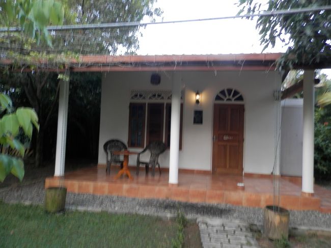 はい、着きました！<br />成田空港から直行便で9時間。<br />泊まったところはスリランカ空港から車で20分のニゴンボにある「マンゴーハウス」。<br />お一人さま専用のコテージがあります。