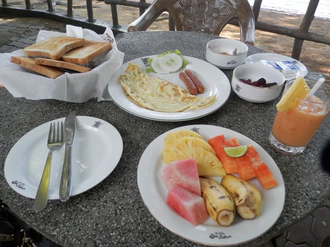 ここで頂いた朝食。<br />これで１人分です。<br />驚いてたらガイドさんが「スリランカは多めにだす習慣だから食べれるだけでいいよ」と。<br />ちょっと安心。<br /><br />湖を眺めながらの朝食は美味しかったな。<br />一人だと寂しいけれど＾＾；