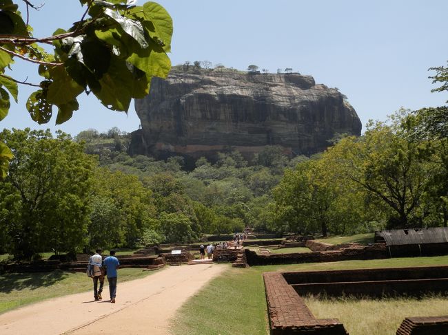 着きました！シーギリヤロック！！<br />ここからハイキング開始。<br />午前中なのに暑い・・。