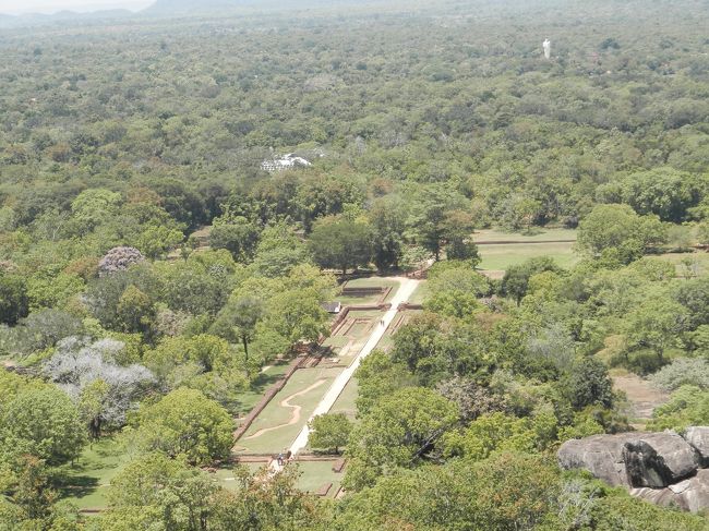 もうすぐで頂上！<br />通ってきた道が見えます