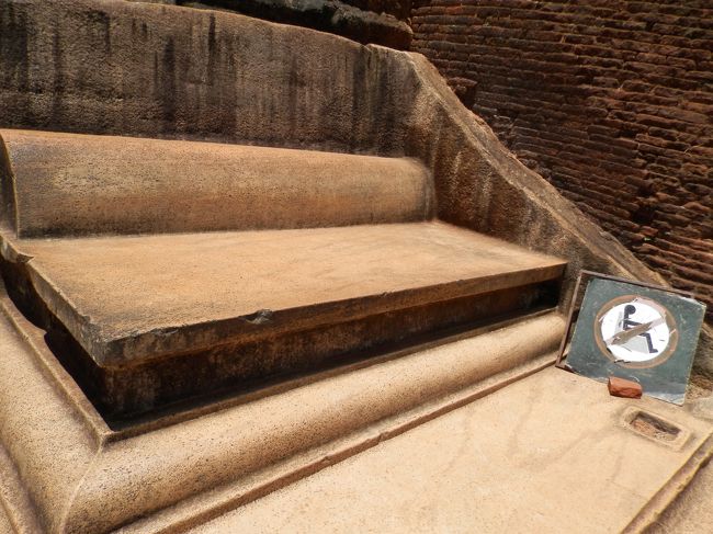 王座。<br />痔になりそう；