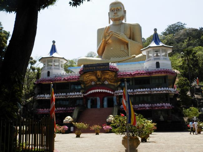 帰りに通りかかった「ダンブッラ寺院」<br />写真は入口の博物館です。<br />寺院に行くには階段を登らないといけないとのことだったので<br />時間的にも体力的にも断念。。