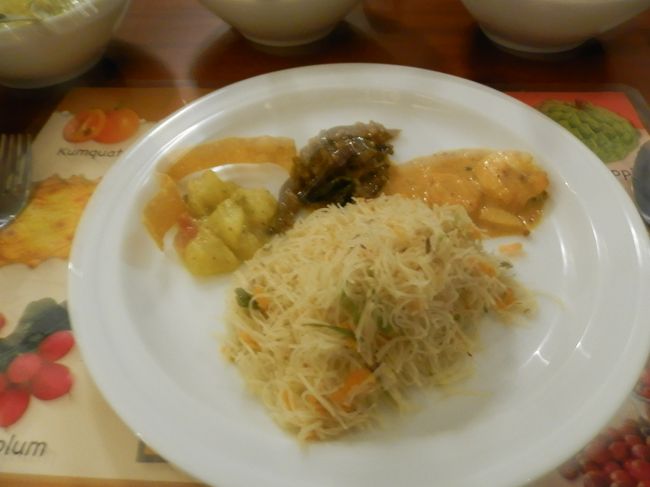 夕飯。<br />ゲストハウスで頂きました。<br />カレーは何種類かのカレーを少しずつよそって<br />炒めごはんやビーフンのような麺と一緒に食べるのがスリランカ流。<br /><br />美味しかった＞＜