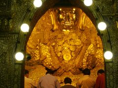 1/25
最初にマハムニ・パヤーです。
＞コンバウン朝のボードーパヤー王が建立し、
ヤカイン地方から運んだ高さ4メートルのマハムニ仏を安置する。
19世紀末に仏塔は火災で焼失したが再建。
無事だった仏像は参拝者が貼った金箔で覆われている。