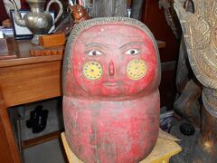 次に木彫り、刺繍などのお店に行きます。
見るだけです。
ちょっと欲しいと思ったけれど、
これを担いでの旅はきついです。