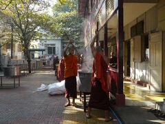 マハガンダーヨウに連れて行ってもらいます。
メニーモンクがイーティングする様を観光客が見るということで、
西洋人がカメラを持って大挙してやって来ています。
観光バスのルートになっています。
大きなお寺で朝ご飯を作ってから、
その後で皆で朝食を取るらしいです。