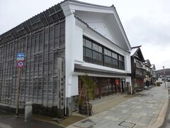 昼食後、まずむかったのは「旧中村家住宅」。
国の重要文化財で、江戸時代に近江商人の大橋宇兵衛が建てたものだそうです。