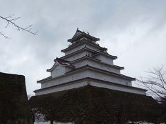 さて。ついに城へのぼるのじゃ〜。

私は福島っ子だったので、これは「会津若松城」ではなく「鶴ヶ城」なのですが、会津若松城って呼ぶこともあるみたいですね。いや、むしろ公称はそうらしいですね。
