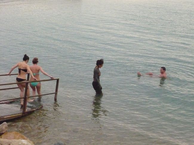 ヨルダンの豪華死海リゾートで真黒な泥パック おかけでお肌はしっとり つーるつる 気持ち悪いけどこれは効く その他の都市 ヨルダン の旅行記 ブログ By Tkさん フォートラベル