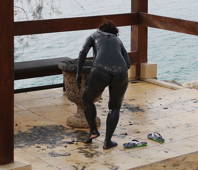 ヨルダンの豪華死海リゾートで真黒な泥パック。おかけでお肌はしっとり