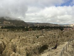 月面を思わせるような光景が広がります。何億万年前に起きた地殻変動、氷河の移動、長い年月をかけて雨風による侵食によって出来たそうです。