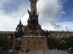 大統領府、議事堂、カテドラルが並ぶムリョージョ広場を見学。
たくさんの鳩がいました。
ここでも、写真は建物だけと言われました。