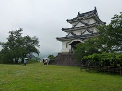 今回は旅のテーマは「愛媛県・名城巡り」。というわけで、一番目に来たのが、ここ「宇和島城」。「現存12天守」のひとつです。
このお城は「天守」しか残っていませんが、そこが逆に「よく残していてくれた！」と地元の人たちに感謝せずにはいられませんでした。
確かに、こじんまりとしたお城ではありますが、交通不便地とも言えるここ南予地方の端にある城としては、十分凄い建物だと思いました。