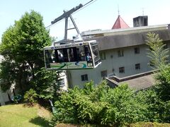 「松山城ロープウェイ・リフト」です。名前の通り「松山城」に向かう交通機関ですが、まさかの「ロープウェイ・リフト」の並列運行！これには驚きました。
因みに、写真は「リフト」から撮りました。