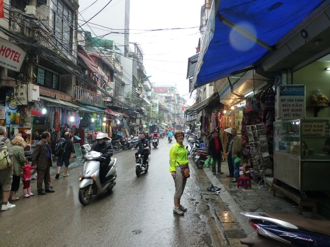 今日もハノイは雨<br />結局滞在中ハノイはず〜と雨でした<br /><br />ベトナムの人は傘もささずに・・<br />勿論バイクも平気です