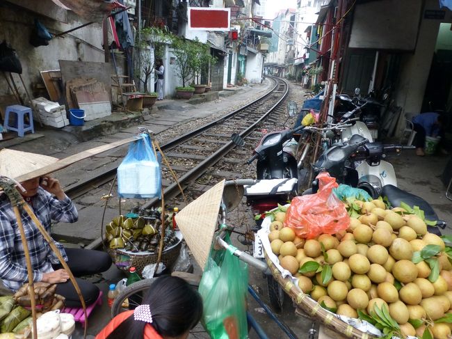 線路は生活の中を縫って続きます<br /><br />生活感があって良いですね〜