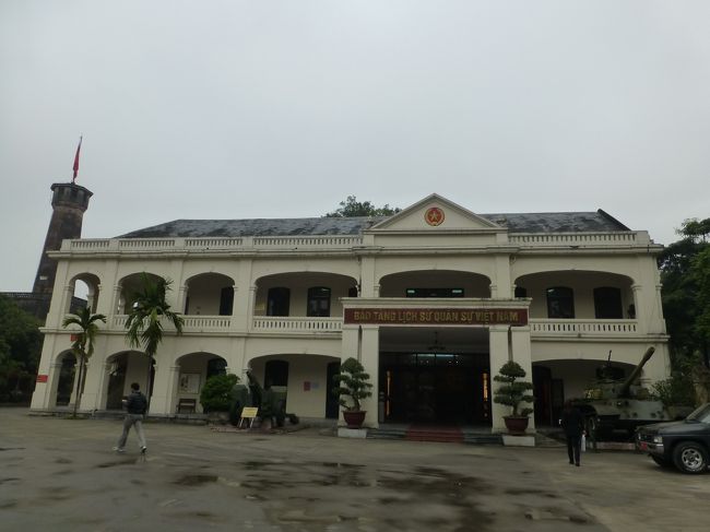 博物館の入口です<br />30,000ドンはらって入館します<br /><br />見学の一番の目的は一台の戦車