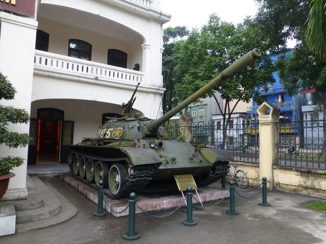 それは入口の右側<br />建物の外に展示されていました