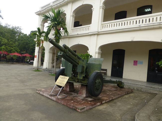 入口の左横には当時の砲台も展示