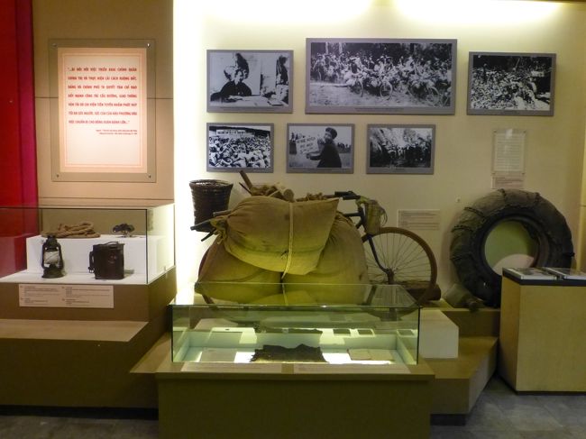展示室にはベトミンの行軍の様子が<br /><br />当時は自転車で補給を行っていたんですね