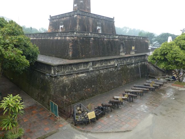 博物館２Fから眺める国旗掲揚台<br />周りには当時の兵器が展示され・・・