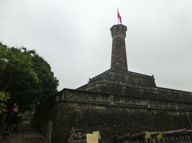 国旗が誇らしげにたなびきます<br /><br />実際は雨に打たれて少し・・・