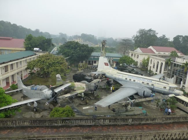 タワーからの眺め<br />庭には多くの兵器が展示されています