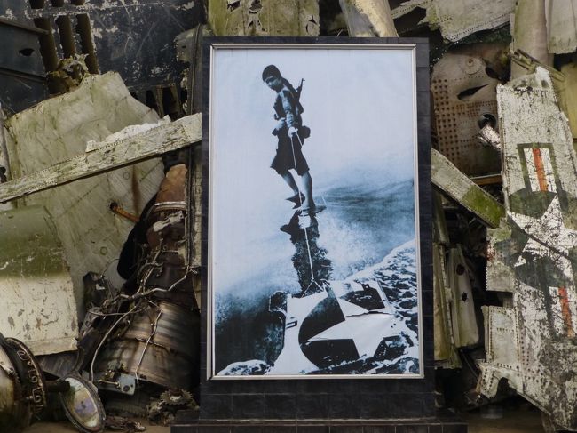 フランス軍機の残骸を引っ張る<br />ベトミンの女性兵士<br /><br />マスコミにも取り上げられた有名な写真と共に