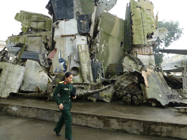 平和になった今<br />その前をベトナム軍の女性兵士が通ります