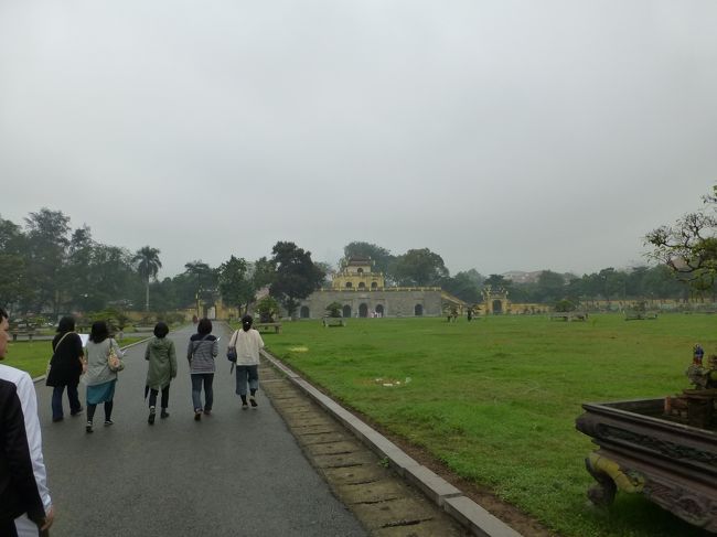 広大な前庭を歩いてまず瑞門を目指します