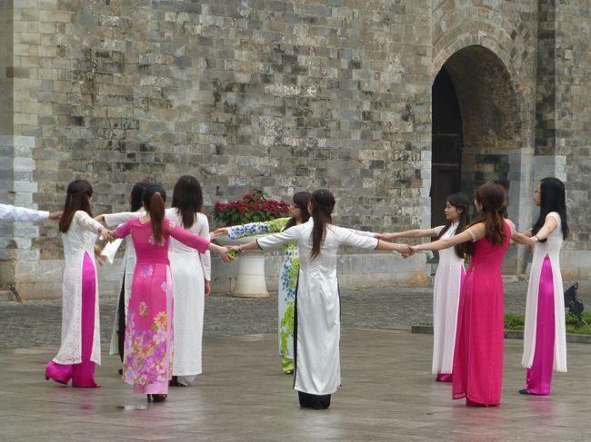 丁度大学の卒業式のシーズン瑞門の前では<br /><br />多くの女学生が雨の中卒業を祝ってダンスに興じていました