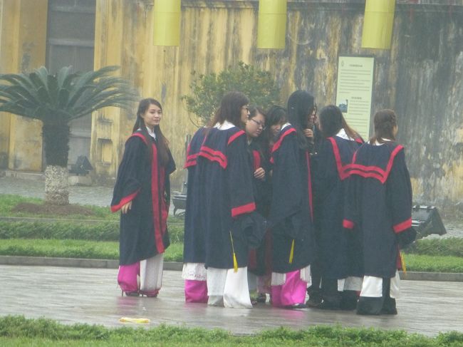 彼方此方で楽しい語らいです