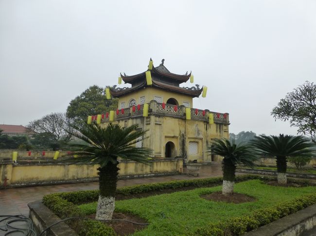 微笑みながら卒業の祝福をして瑞門へ登ります