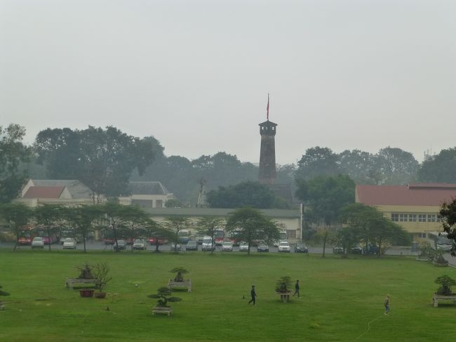 ２階から眺めた前庭を隔てて雨に煙る<br /><br />フラッグタワー方向を眺める