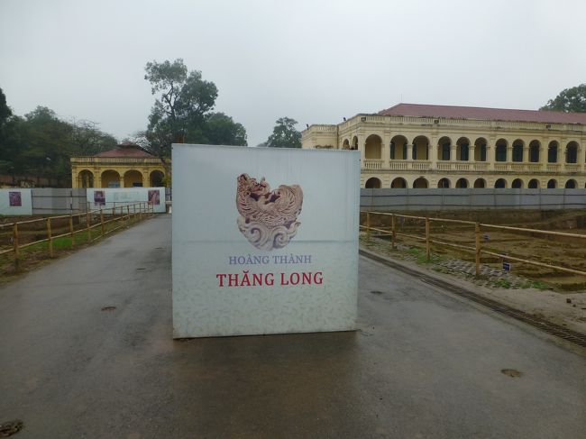 発掘の説明がされたボードを見ながら