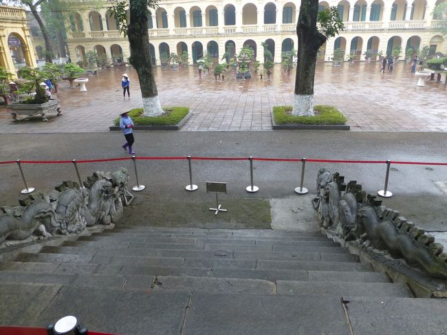 皇帝の宮殿があったとされる敬天殿の上から龍のテスリ<br /><br />から王様の様に下を見下ろします