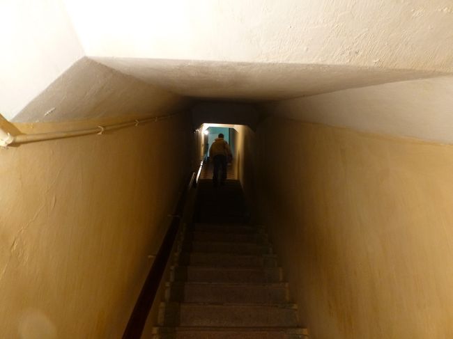 急な階段を降りた地下10Mにそれはありました