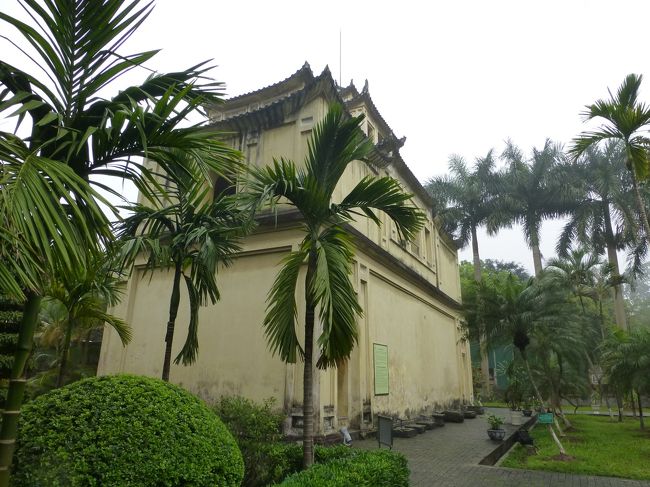 さらに遺跡を奥に進むと後楼があります<br /><br />王に仕えた側近達が利用していたといいます<br /><br />ここも上に登れます