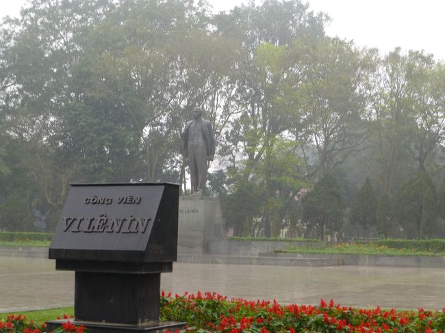 雨が激しくなって来ました<br /><br />レーニン公園の像も雨に打たれています<br /><br />気を取り直してシクロに乗ってハノイ駅を<br /><br />目指す事にしました<br /><br />