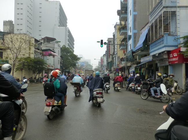 車やバイクの中のんびり進みます<br /><br />シクロにはビニールの覆いがあり快適<br /><br />乗車時間約10分（50,000ドン）250円