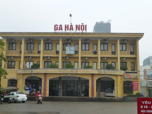フランス建築風の黄色い古い駅舎です