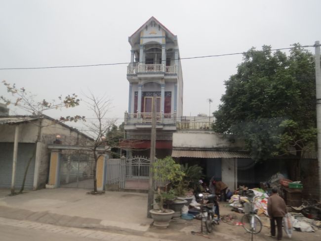 途中で見かけるのはやはり背高のっぽの住宅。