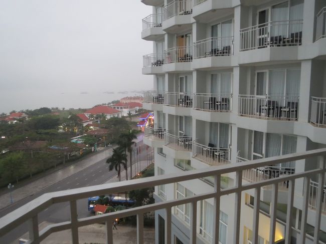 17:52<br /><br />ホテルへ到着　&amp; チェックイン。<br /><br />シーサイドビューながら天候は芳しくありません。