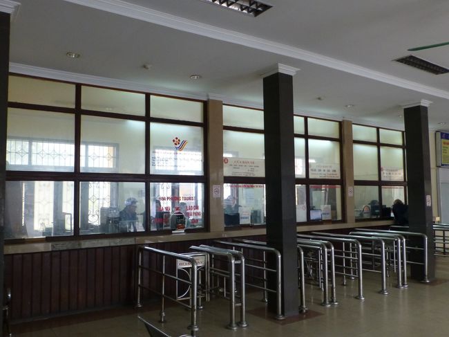 中に入ってみました<br /><br />切符売り場は閑散としています