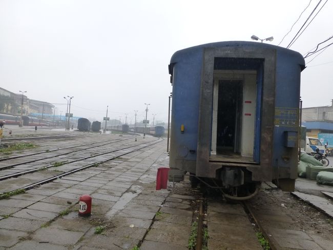 改札を抜け線路へ<br /><br />かなり広く線路が複雑に交差していました