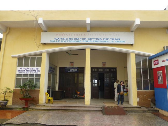 駅の待合室を覗いたり