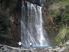 霧島温泉郷へ向かう途中の丸尾滝。

温泉の滝でしぶきも暖かく硫黄の匂い。長くいるとそれだけでのぼせそう。